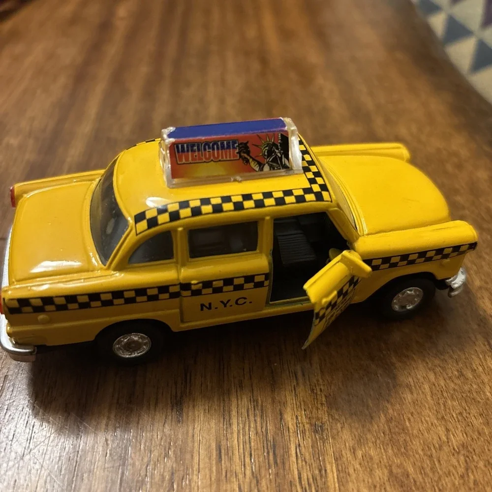 New York City Pull Back Diecast Checkered NYC Taxi Cab Car + Opening Doors